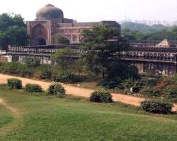 There is also a lush green park inside the premises of the mosque where the kids play in the daytime and elder people take a walk.